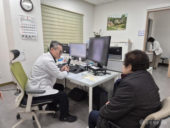 1.보건소 진료대행의사 진료 모습 (1).jpg