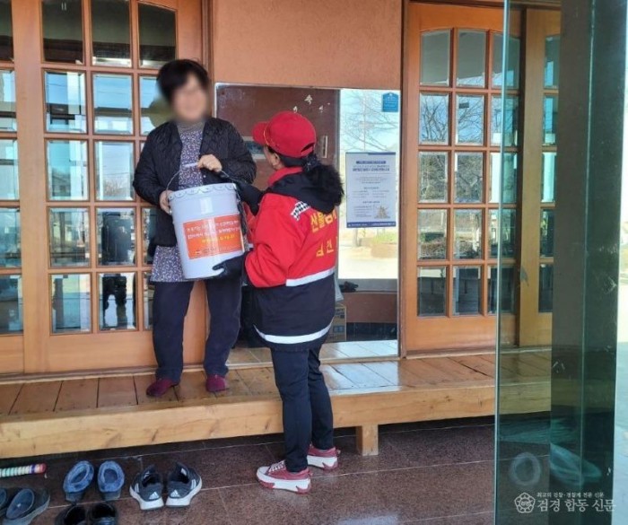 김천시, 화목보일러 사용가구에 ‘재처리 용기’ 보급-산림과(사진2).jpg