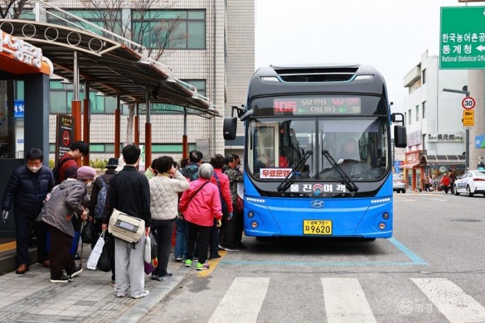 1. ‘철도 개통 효과 톡톡’지난해 울진 관광객 890만 명(무료버스).JPG