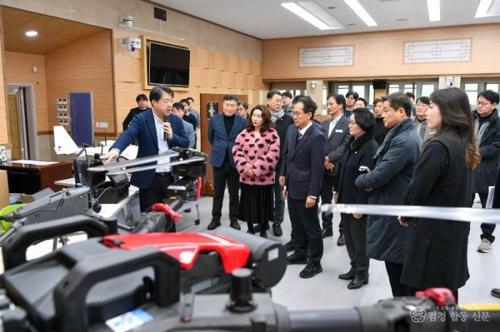 영주-1-1 주관사에서 온디바이스 AI기술이 탑재된 드론을 설명하고 있다.jpg