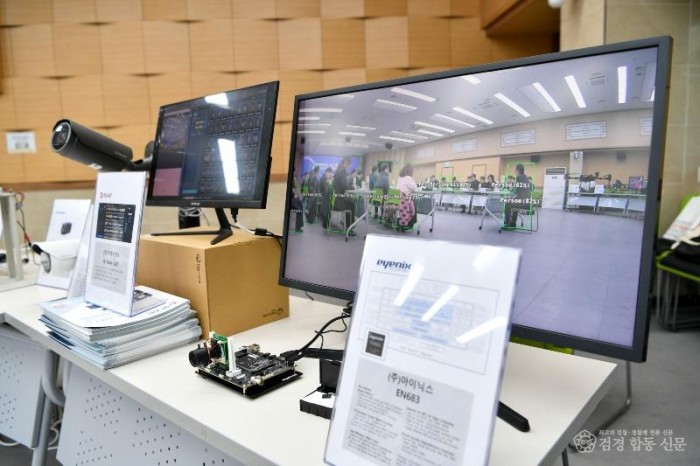 영주-1-2 온디바이스AI 기능이 들어간 CCTV가 전시되어 있다.jpg