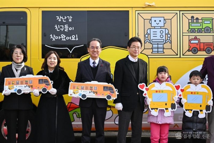 영주 추가-5 이동식 장난감도서관 개통식 단체기념사진.jpg