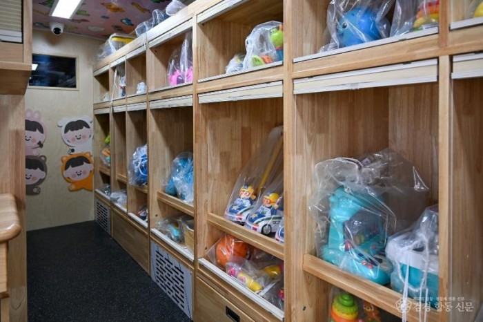 영주-1-3 이동식 장난감도서관 내 장난감들이 비치된 모습.jpg