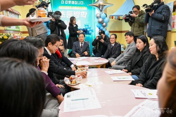 영주-1-4 이철우 경북도지사와 엄태현 영주시장 권한대행이 우리동네 초등 방학 돌봄터 운영 상홤을 점검하고 있다.jpg