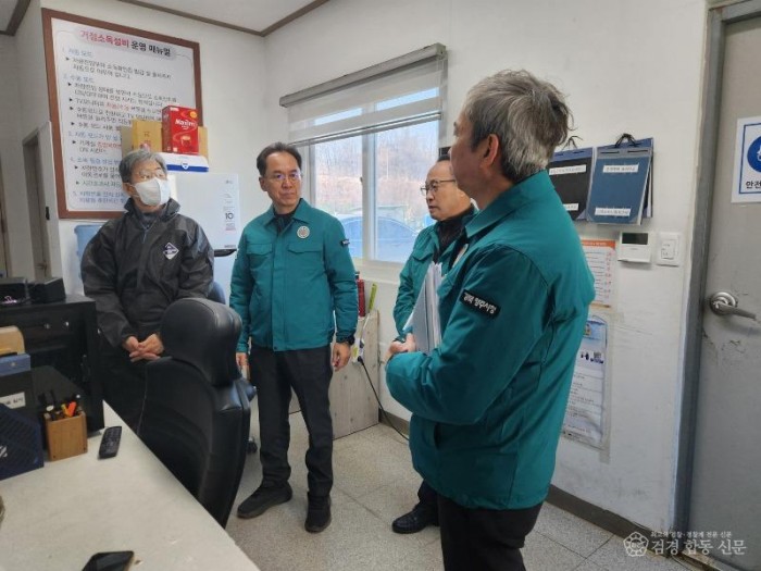 영주-2-1 엄태현 영주시장 권한대행이 지난 8일 영주IC 인근 설치된 거점소독시설에 방문해 운영 실태를 점검하고 있다.jpeg