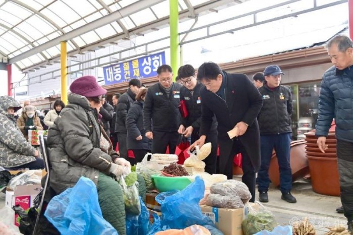 260210보도자료(청송군, 설 명절 전통시장 장보기 행사 실시) (1).jpg