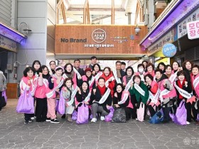 [일자리경제과]설 앞두고 선산봉황시장 장보기…구미시  전통시장 소비 촉진 나서(단체사진).jpg