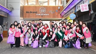 [일자리경제과]설 앞두고 선산봉황시장 장보기…구미시  전통시장 소비 촉진 나서(단체사진).jpg