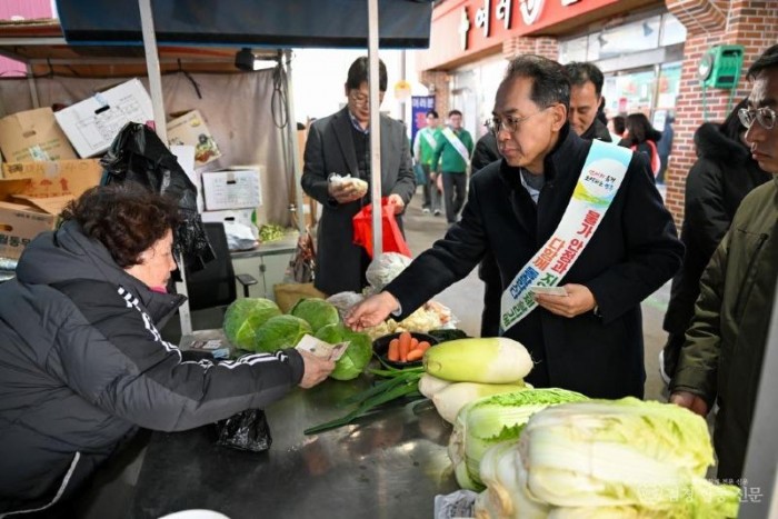 영주-1-2 엄태현 영주시장 권한대행이 전통시장에서 장을 보고 있다.jpg