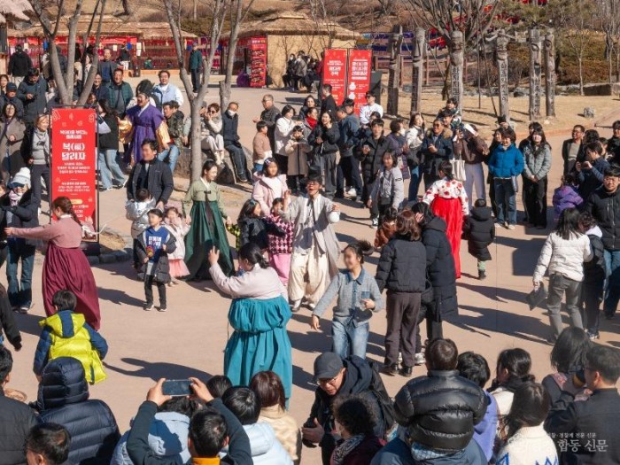 영주-2-3 설맞이한마당에서 복 달리자 플래시몹을 진행해 현장 분위기를 달구고 있다.jpg