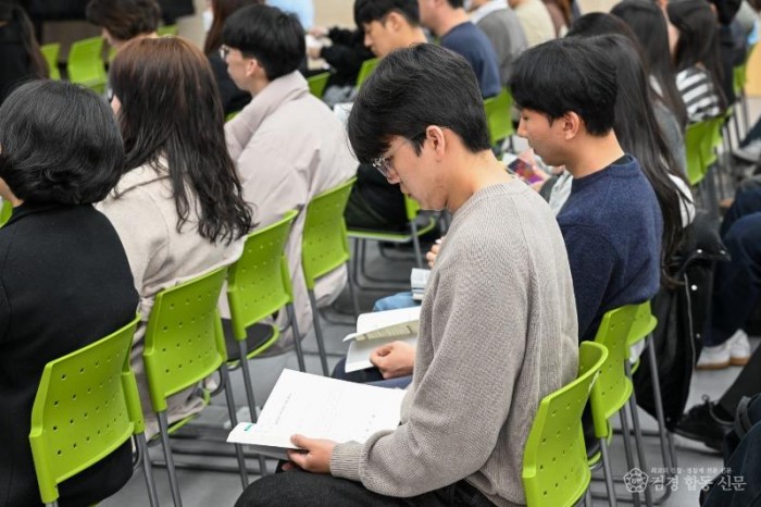 영주-2-3 실무담당자들이 책자를 보며 교육을 받고 있다.jpg