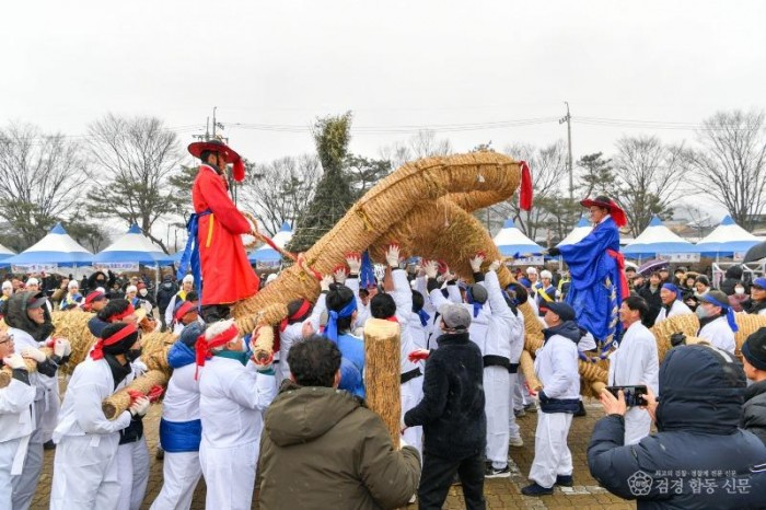영주-1-1 (참고사진)지난해 순흥초군청민속문화재 성하·성북 줄다리기 모습.jpg