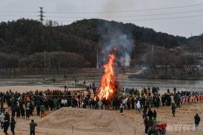 영주-1-2 (참고사진)무섬마을 백사장 정월대보름 달집태우기 행사 모습.jpg
