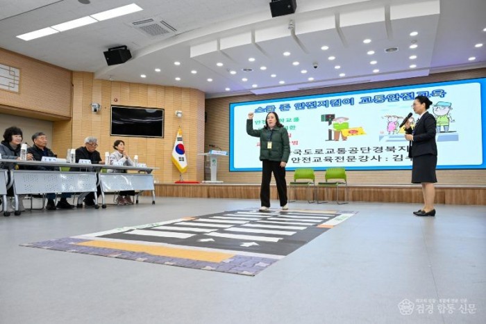 영주-1-2 안전하게 횡단보도를 건너는 방법에 대해 교육하고 있다.jpg