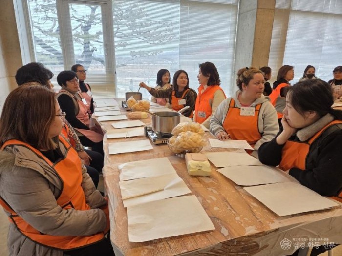 영주-4-3 한과 만들기 체험이 진행되고 있다.jpg