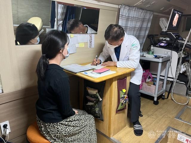 2-3. 사진(영양군, 안동의료원과 함께하는 ‘찾아가는 산부인과’ 운영).jpg