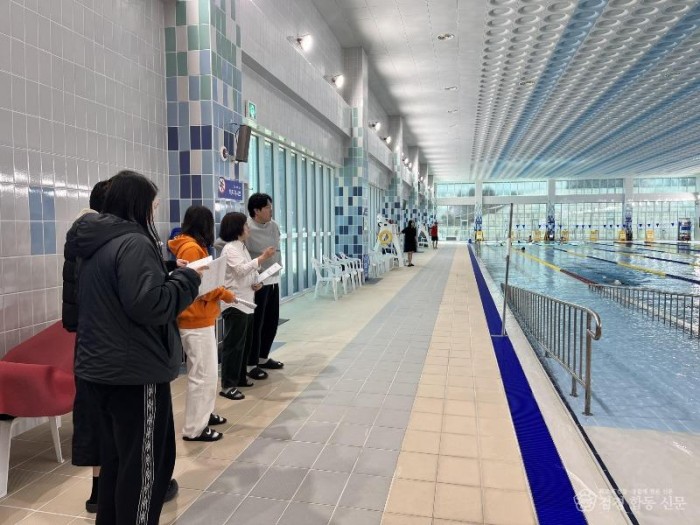 1.예산 1100년 기념관 수영장 직원 안전·친절교육 실시 모습2.jpg