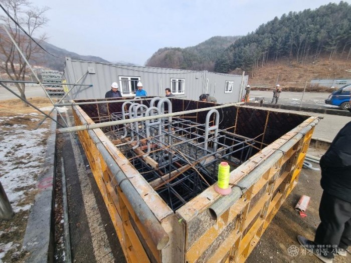 0214 문경시 사진자료(고정앵커장치 및 구봉부 기초 설치작업 ).jpeg
