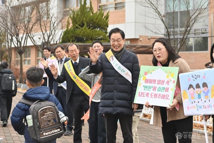 (추가)1.경북교육청, 새 학년 등굣길 안전 점검 및 초등학교 입학식 참석(안동영호초 등굣길 안전 캠페인...안동송현초 입학식서 신입생 새출발 축하)(안동영호초 등굣길 안전 캠페인 중인 임종식 교육감)_03.jpg