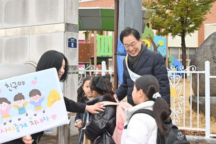 (추가)1.경북교육청, 새 학년 등굣길 안전 점검 및 초등학교 입학식 참석(안동영호초 등굣길 안전 캠페인...안동송현초 입학식서 신입생 새출발 축하)(안동영호초 등굣길 안전 캠페인 중인 임종식 교육감)_01.jpg