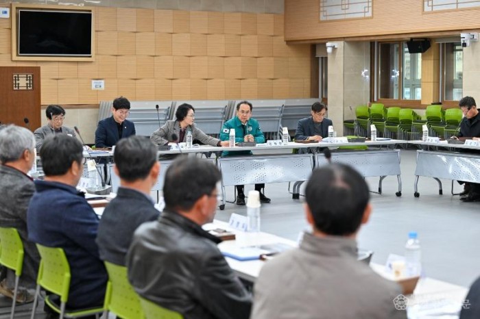 영주-1-3 엄태현 영주시장 권한대행이 남부지역 가뭄대책에 대해 논의하고 있다.jpg