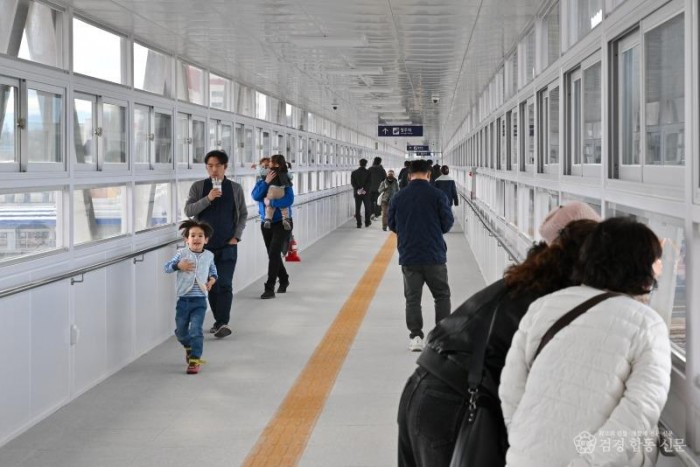 영주-1-5 시민들과 철도 이용객들이 연결통로를 건너고 있다.jpg