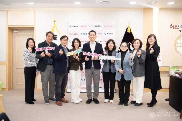 [복지정책과]사회복지협의회  사회복지사협회(왼쪽에서 4번째(시장 왼쪽) 남명실 회장  오른쪽에서 4번째(시장 오른쪽) 장애란 회장).jpg