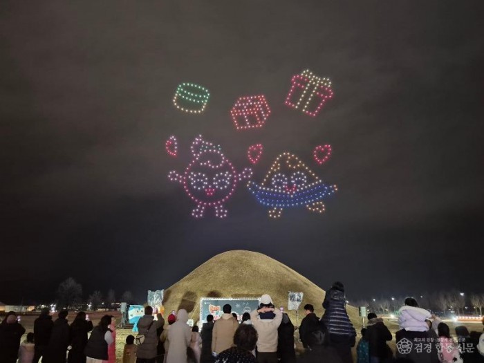 경주시 대릉원 일원에서 열린 드론 라이트쇼에서 경주 드론기업 (주)리하이가 선보인 드론 퍼포먼스가 밤하늘을 수놓으며 시민과 관광객들의 눈길을 끌고 있다 (2).jpeg