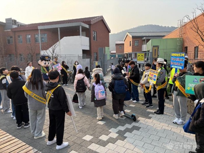 260310 교통안전캠페인 사진.jpg