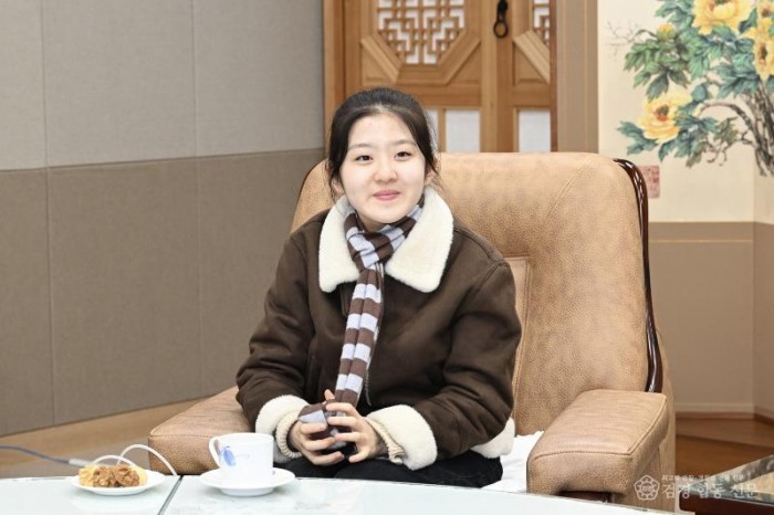 1-1. (홍보전산과)문경시 홍보대사 윤윤서.jpg