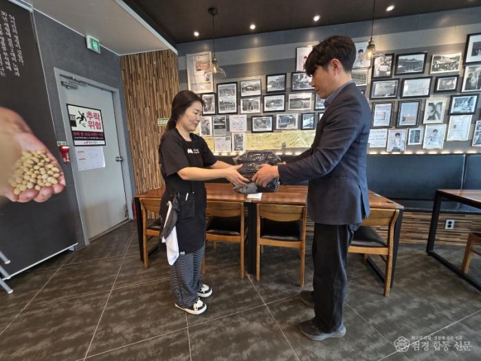 영주-3-1 영주시는 3월 9일부터 영주맛집 선정 업소에 위생복을 배부한다.jpg