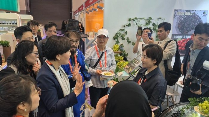 영주-3-4 영주포도수출영농조합법인의 샤인머스캣을 홍보하고 있다.jpg