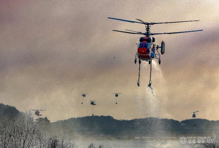 1. 울진군, 봄철 산불총력 대응을 위한 대책 수립(지난 산불진화 모습)4.JPG