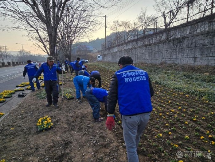 6 한국농촌지도자광양시연합회 봄맞이 꽃동산 조성 기술보급과(활동사진) (1).jpg