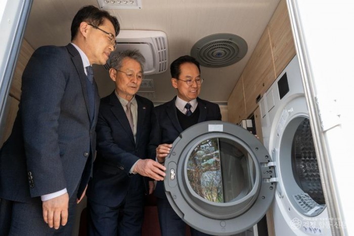 영주-2-5 (좌측부터) 조영식 본부장 , 나진훈 위원장, 엄태현 영주시장 권한대행이 세탁차 내부를 살펴보고 있다 .jpg