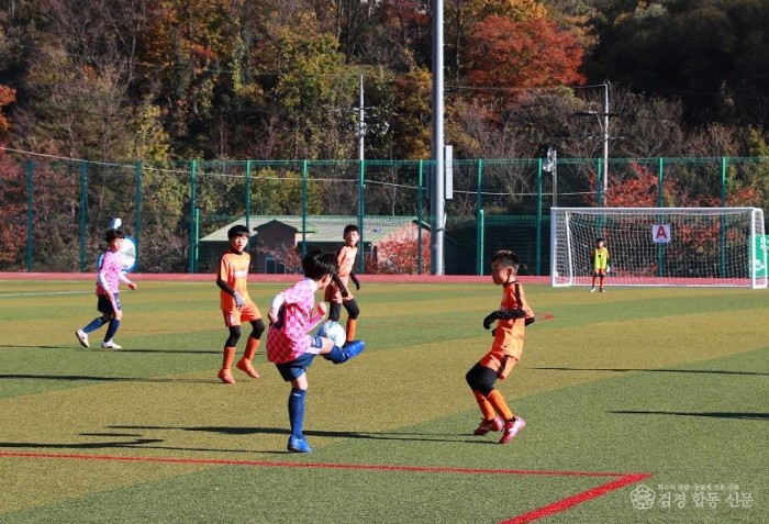 2. 지난해 열린 2026 백암온천배 전국 유소년 축구대회 경기 모습1.JPG