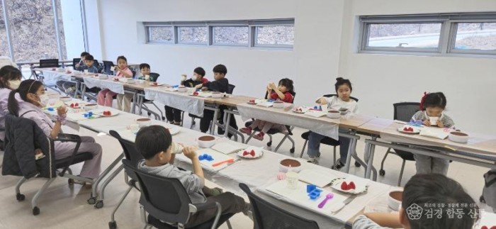 영주-2-2 천지인전통사상체험관에서 케이크 만들기 체험이 진행되고 있다.jpg