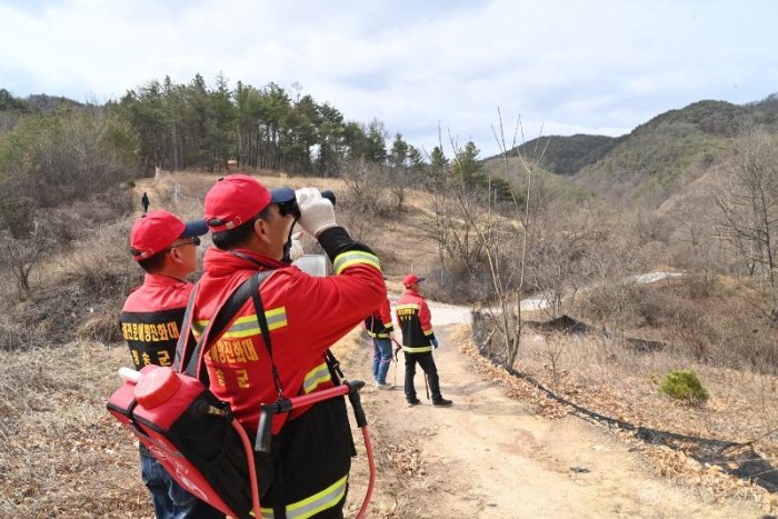 260313보도자료(산소카페 청송군, 2026 산림정책 발표-산불예방진화대 감시 활동).jpg