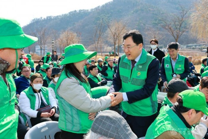 3-1. 주낙영 경주시장이 14일 강동면 형산강 역사문화공원에서 열린 3R 자원모으기 발대식에 참석해 경주시새마을회 회원들과 인사를 나누고 있다.JPG