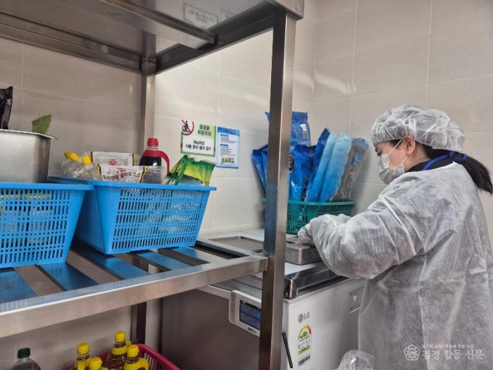 1-1. (식품위생과)신학기 식품안전 합동점검 실시_생활방역팀.jpg
