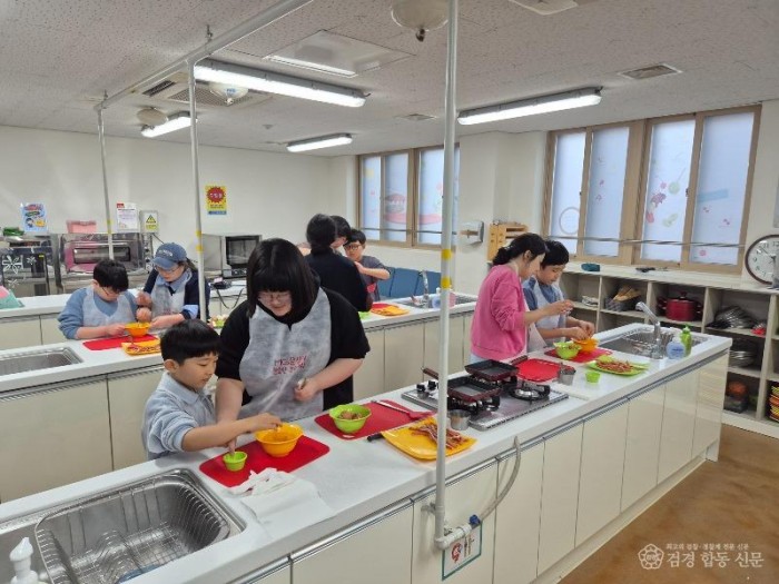 1-1. (여성청소년과)요리체험 전체사진.jpg