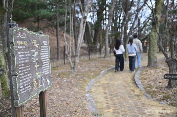 영주-1-1 관광객들이 단종애사 대군길을 걷고 있다.jpg