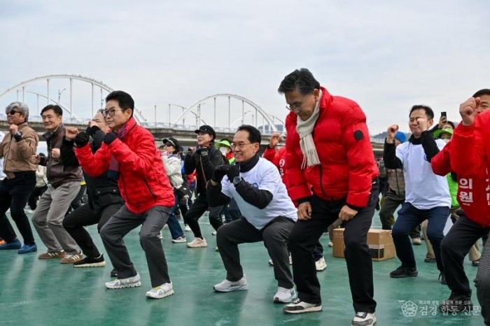 영주-1-3 엄태현 영주시장 권한대행이 시민들과 함께 준비운동을 하고 있다.jpg