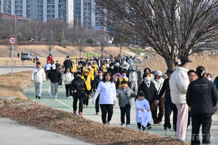 영주-1-6 시민들이 서천변을 걷고 있다.jpg