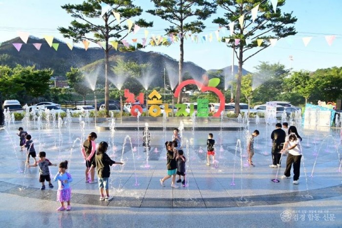 260317보도자료(청송군, 키즈카페·청소년 공간 확충에 힘써-청송아지트 바닥분수).jpg