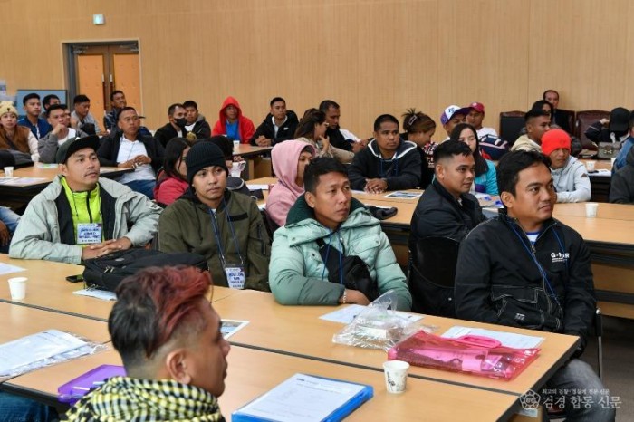 영주-4-2 영주시, 외국인 근로자 기숙사 환경 개선 지원(외국인 근로자들 교육 모습).jpg