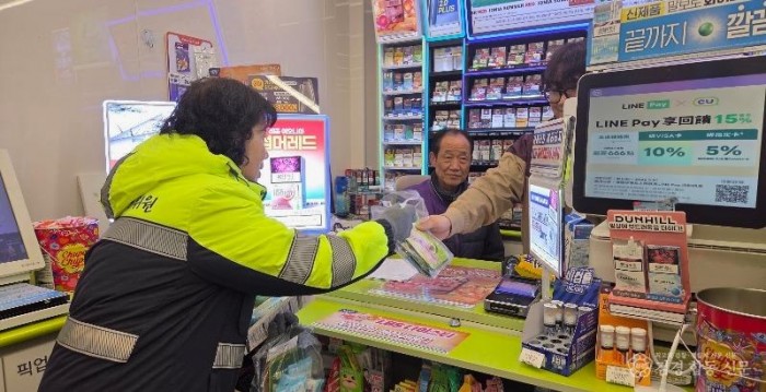 2-1. 황성동)청소년지도위원회 학교 주변 청소년 유해환경 캠페인 실시 사진.jpg