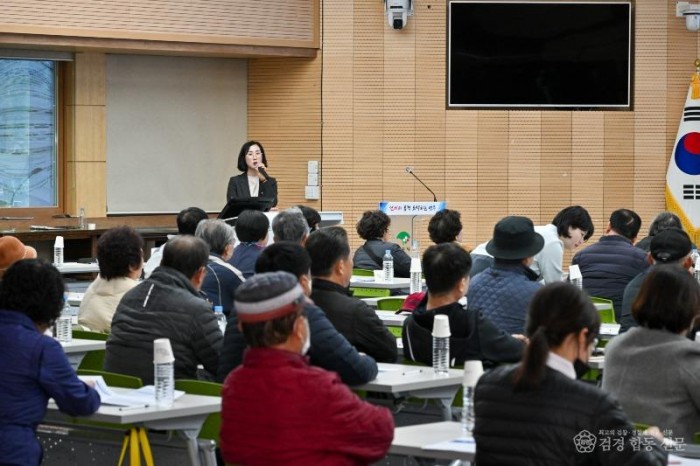 영주-2-3 장순선 공동주택팀장이 사업추진 절차와 기준에 대해 설명하고있다.jpg