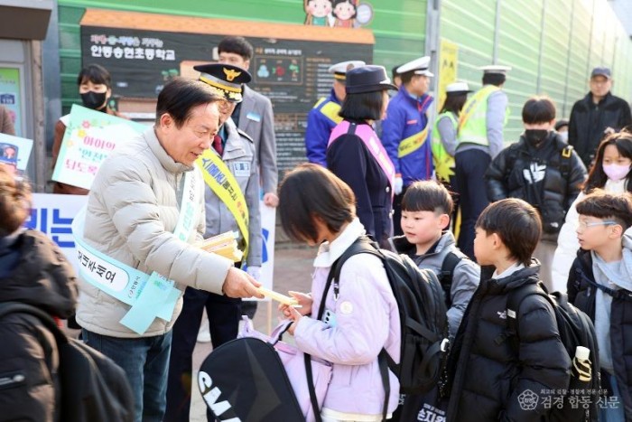0318 안동시  ‘아이 먼저’ 어린이 안전 캠페인 실시 (2).jpg