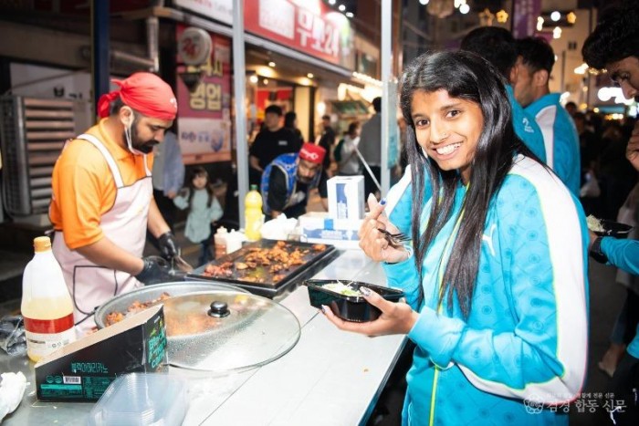 [일자리경제과]구미 낭만야시장  20만 명 몰렸다…매출 2억5천만원  외지인 28%(외국인 하트).jpg